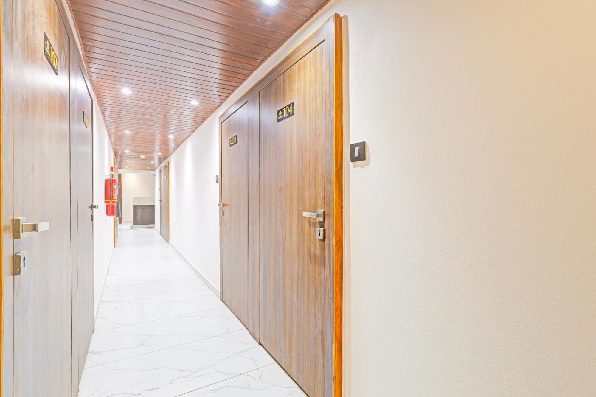 Super Hotel O Althan Formerly Hotel Niraant Σουράτ Εξωτερικό φωτογραφία